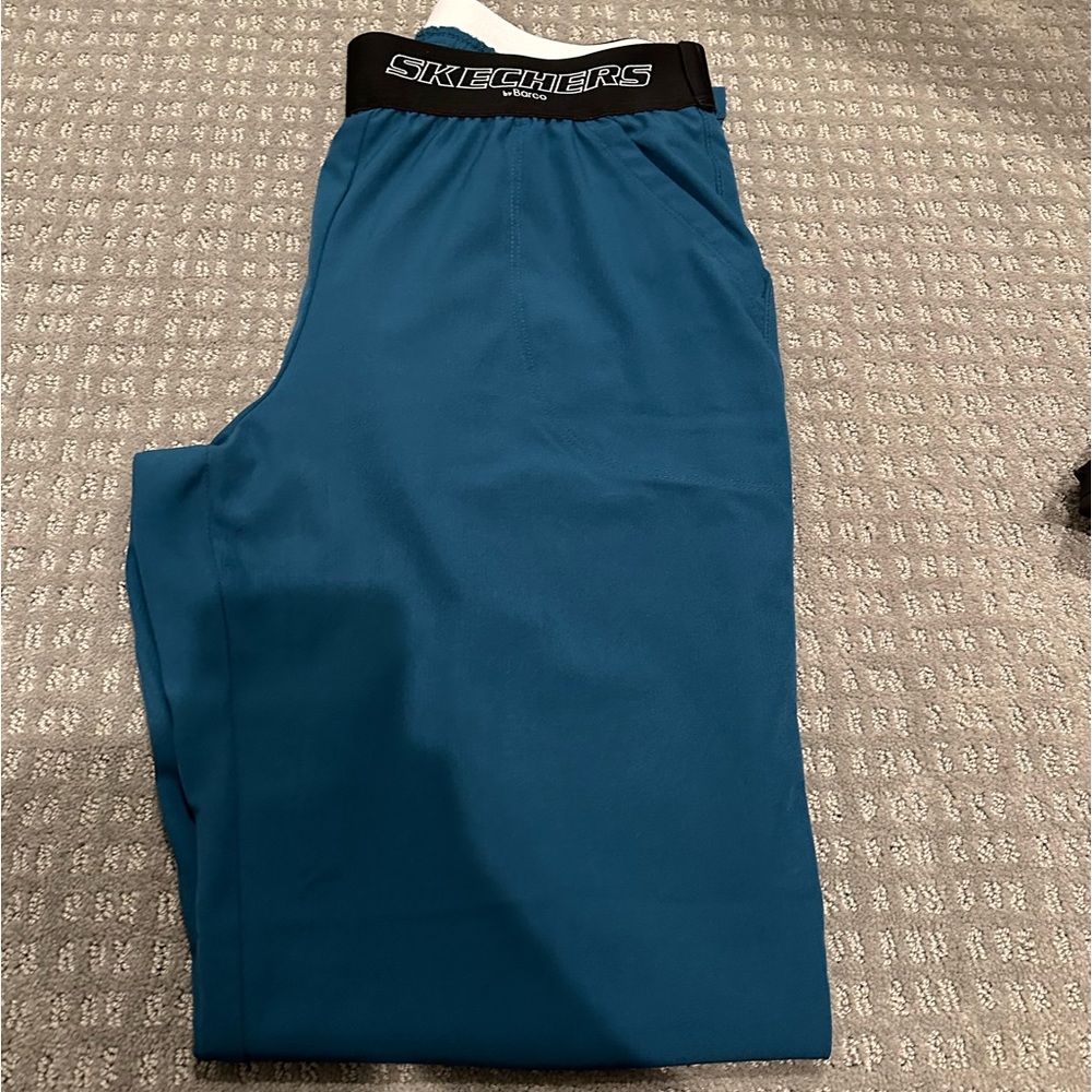 Women”s Skechers medium tall scrub pants